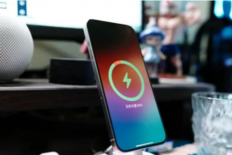 巴林左苹果15换屏服务分享用什么充电器给iPhone15充电更好 